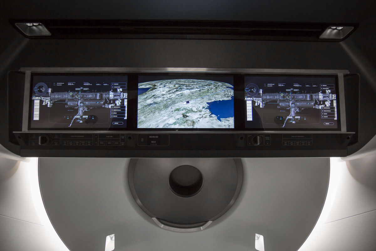 屏幕会显示飞船的位置和轨道的信息。 SpaceX