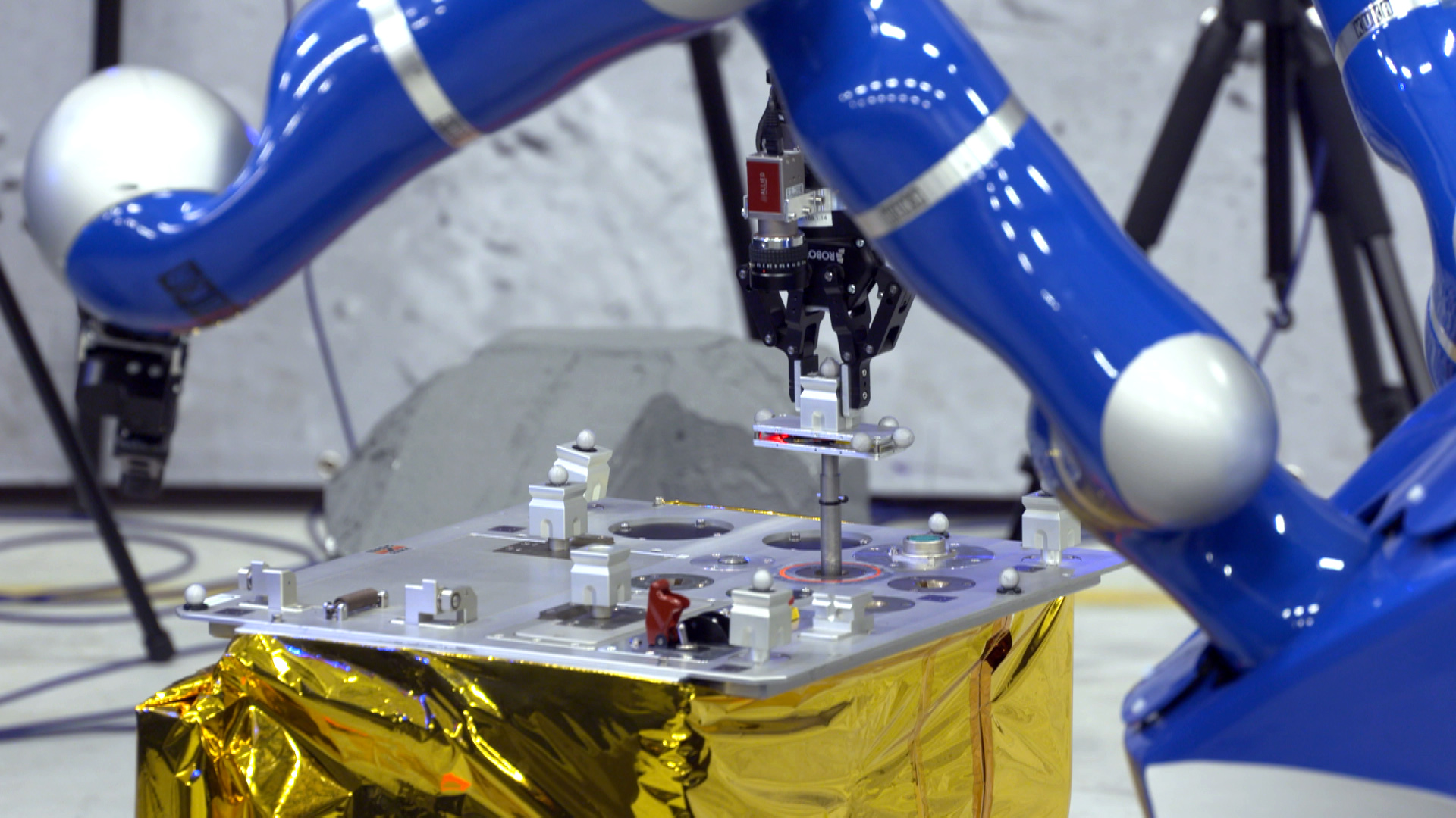 机器人正在插入金属棒。ESA