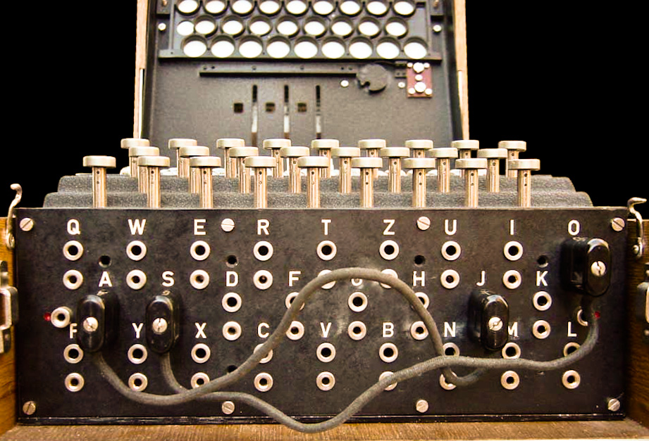英格玛的接线板，有两组字母（A-J，S-O）连接起来了。二战中，会有10组字母连接起来。图/Bob Lord