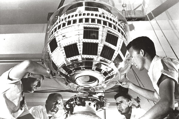 1962年，贝尔实验室的技术人员正在准备Telstar一号通讯卫星。