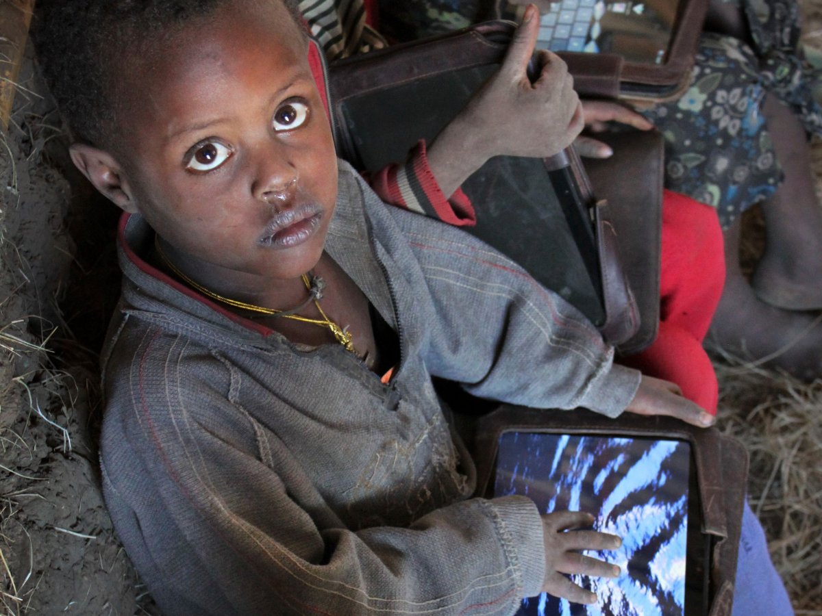 这位埃塞俄比亚小朋友正在把玩平板电脑——这是一项每个儿童一台电脑的项目