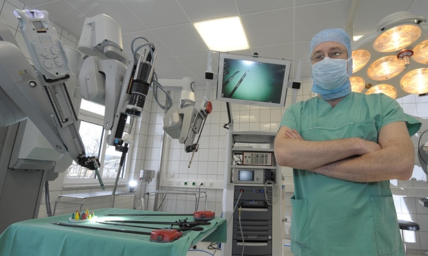 德国耶拿大学医院里一位医生和一台手术机器人一起工作。