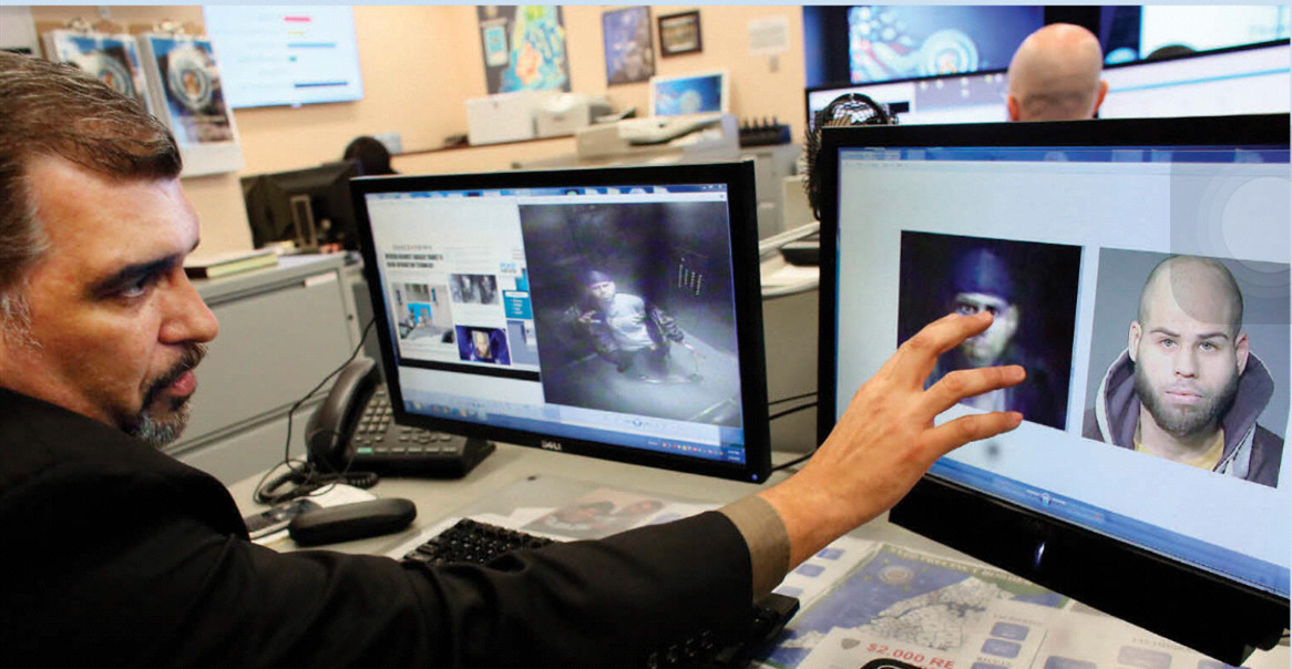 纽约警局的Roger Rodriguez探员演示了如何通过面部识别软件提升监控摄像头所摄照片的质量，做出一张直视面部的图片。接着，照片与数据库中的某人匹配上了。该案件发生在2013年，图中嫌疑人最终被判盗窃罪。