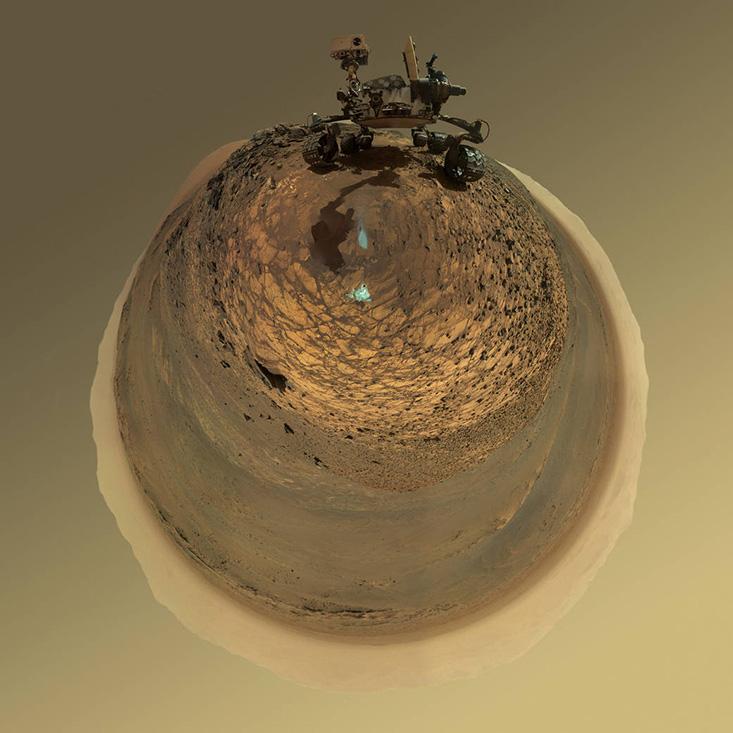 机器人探测器：NASA的好奇心号火星探测器是人类众多探索太阳系的手段中的一种. 这是它的自拍，来自NASA。
