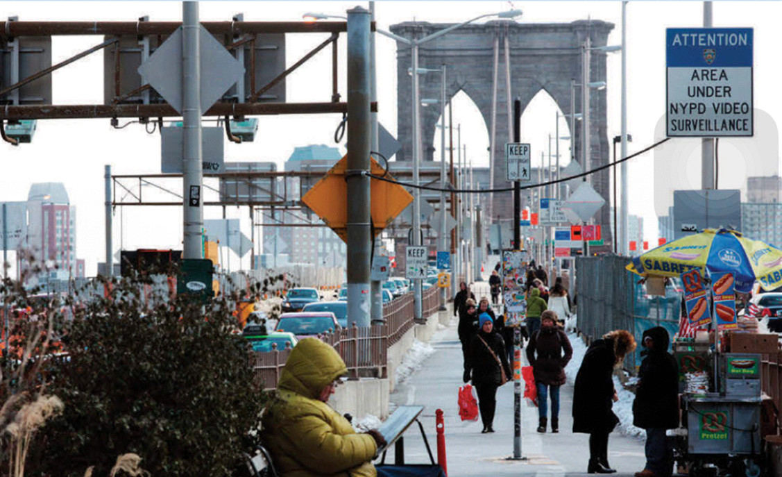 当整个区域有视频监控时，纽约警察局会记上标记，比如布鲁克林桥底。