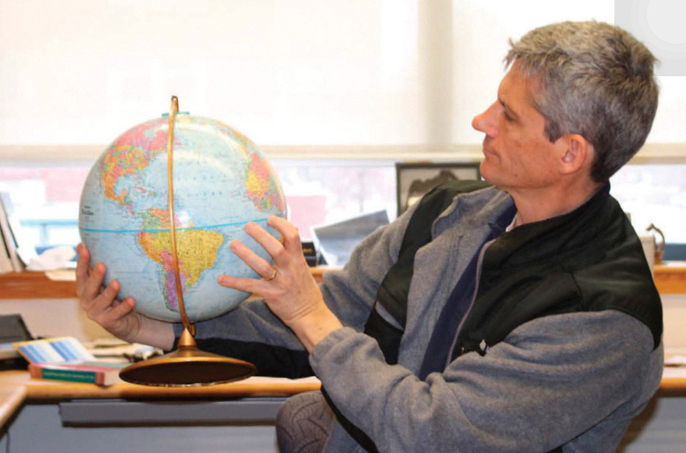 在马萨诸塞大学阿姆赫斯特分校任职的计算机科学家Erik Learned-Miller用一个地球仪来帮助他的算法模型识别旋转和位置角度的不同。