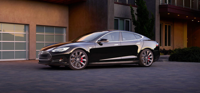 Tesla S能够自动驾驶，但是光看它一眼，你永远不知道它是否正在自动驾驶。