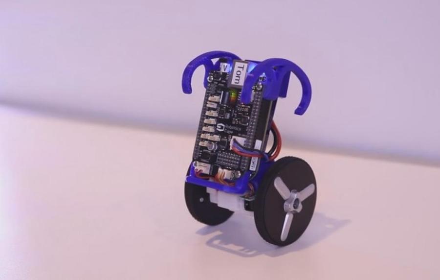 BeagleBone Blue是围绕BeagleBone开源硬件平台打造的开发板，在机器人设计上具有教育意义，而且价格亲民。